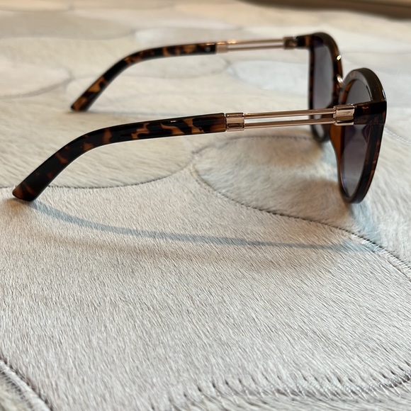 Tortoiseshell brown and gold sunglasses - Picture 4 of 4